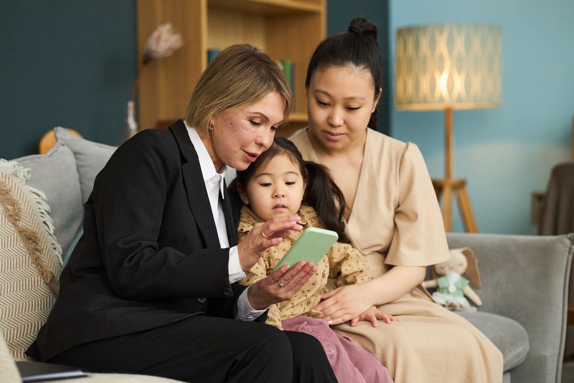 Showing Technology to Engaged Multigenerational Family